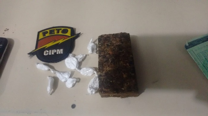 Polícia Militar prende homens com drogas e diversos celulares no bairro Santa Tereza