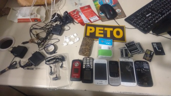 Polícia Militar prende homens com drogas e diversos celulares no bairro Santa Tereza