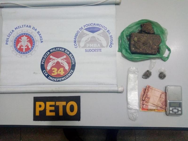 Polícia Militar apreende drogas durante abordagem no bairro Baraúnas em Brumado
