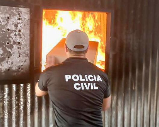 Polícia Civil incinera dez toneladas de cigarros falsos em Conquista