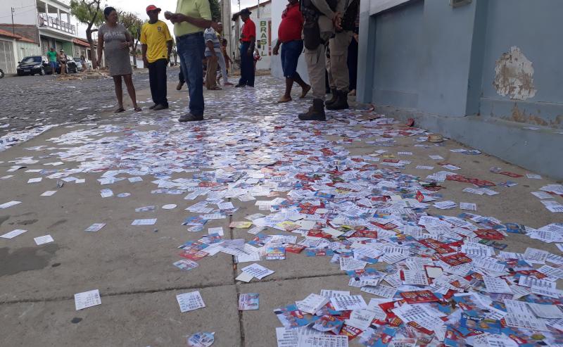 Muita sujeira: ruas de Brumado ficam 'forradas' com santinhos