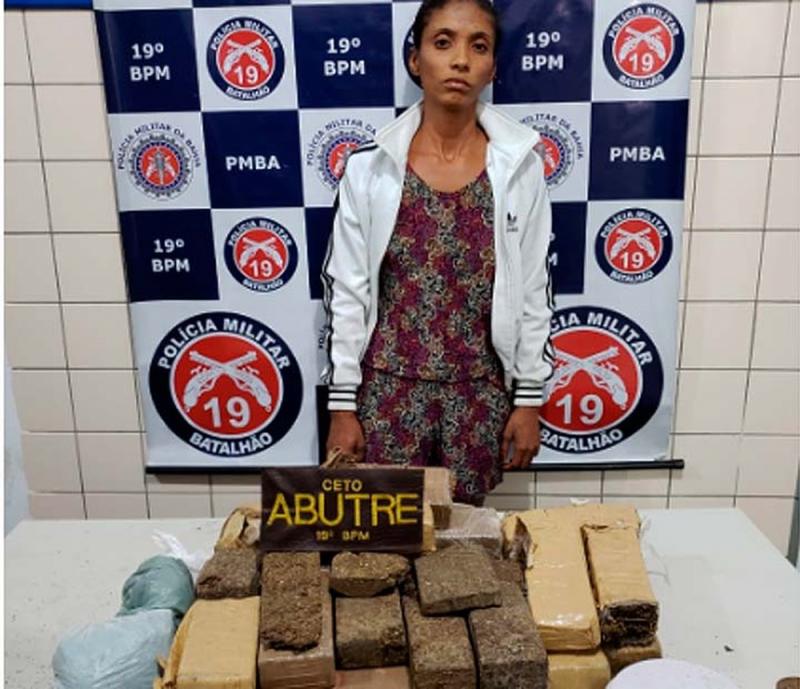 Mulher é presa ao tentar enterrar 14kg de maconha em terreno baldio na região sudoeste