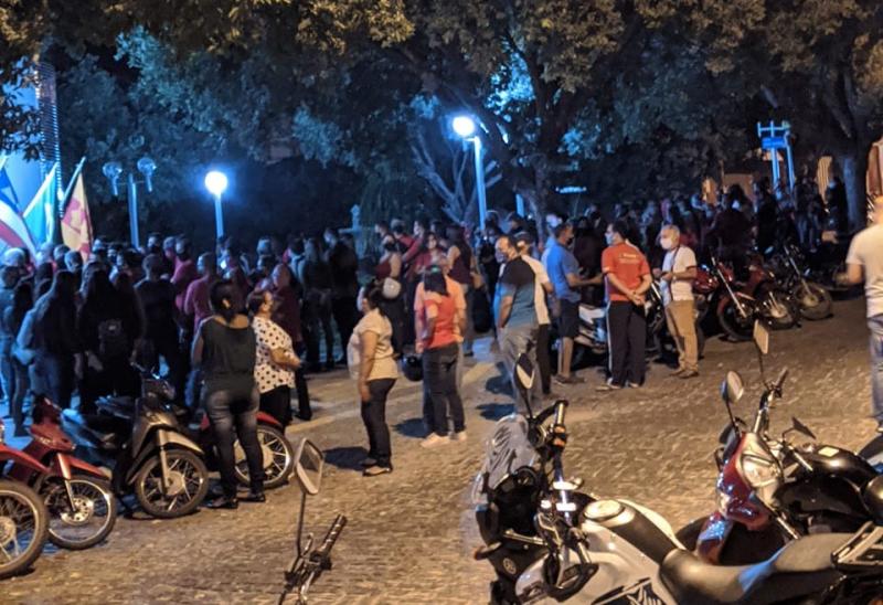 Brumado: Mesmo em período de Pandemia, populares se aglomeram contra prosseguimento da denúncia para cassação do mandato do prefeito Eduardo Lima Vasconcelos
