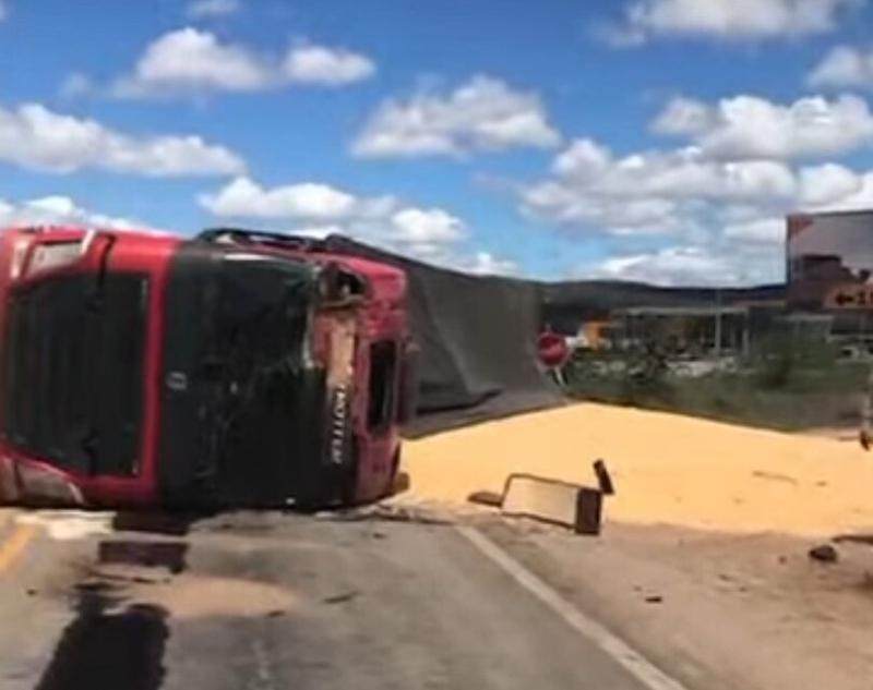 Carreta de soja tomba no entroncamento da BR-030 com a BA-262 em Brumado