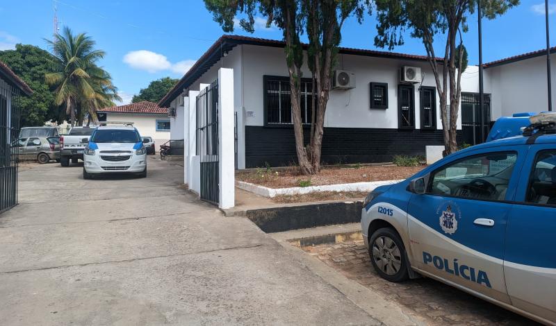 Homem é preso acusado de ameaçar ex-companheira; atual foi apreendida