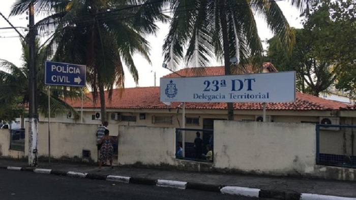 Bahia: Homens armados invadem escola municipal e roubam celulares de professora e alunos