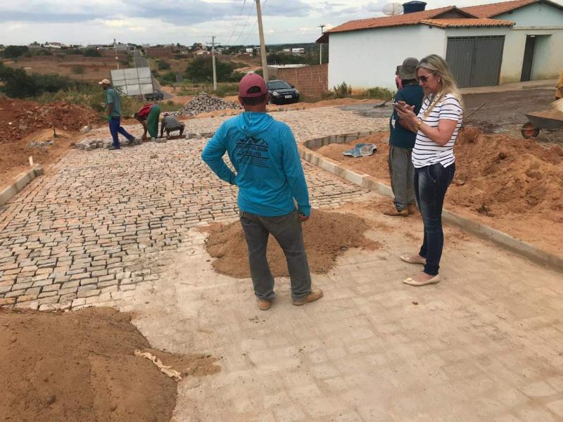 Prefeita de Malhada de Pedras acompanha andamento de obras no município
