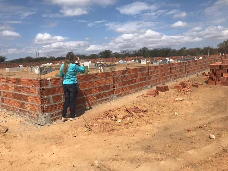 Prefeita de Malhada de Pedras acompanha andamento de obras no município