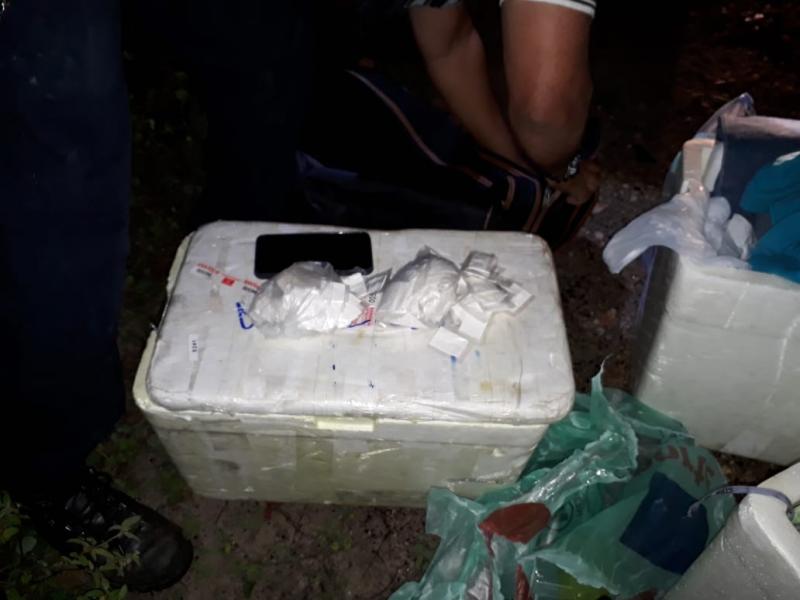 Polícia intercepta ônibus e prende homem com drogas no trevo que liga a BR-030 a Malhada de Pedras