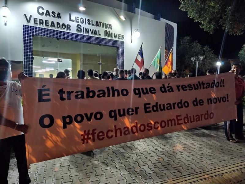 Brumado: Mesmo em período de Pandemia, populares se aglomeram contra prosseguimento da denúncia para cassação do mandato do prefeito Eduardo Lima Vasconcelos