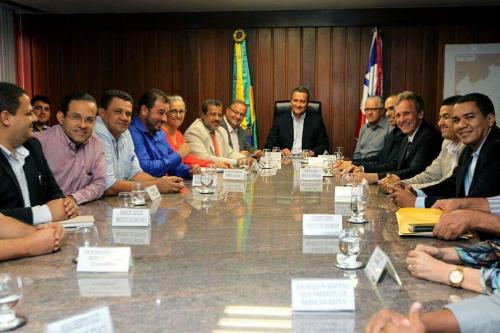 Vice-prefeito de Brumado e Secretário de Saúde participam de audiência com governador e prefeitos da região para tratar do Consórcio Regional de Saúde