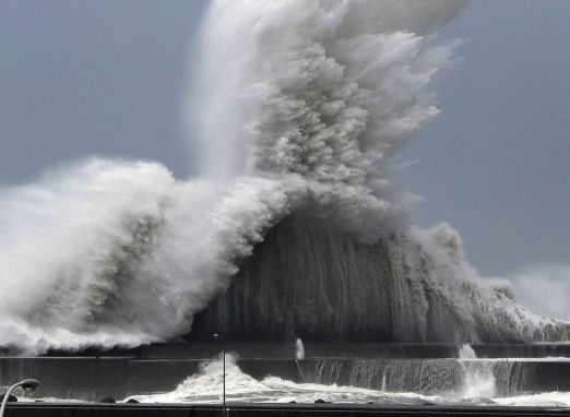 Japão enfrenta o tufão mais forte em 25 anos; veja fotos