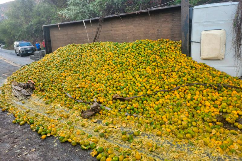 Caminhão carregado de laranjas  tomba na BA-148 entre Livramento e Rio de Contas