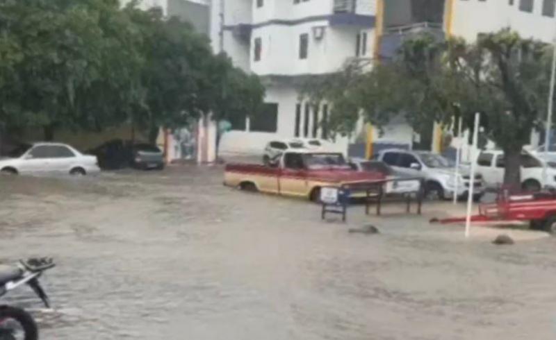 Chuva forte causa alagamentos nesta tarde em Guanambi