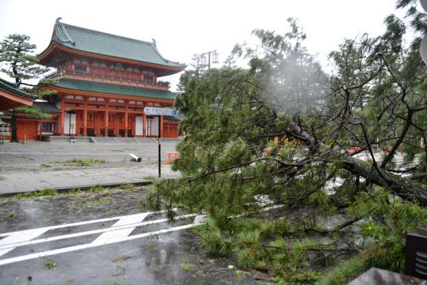 Japão enfrenta o tufão mais forte em 25 anos; veja fotos
