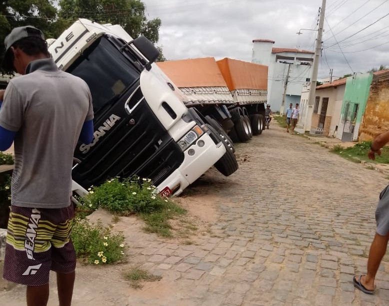 Carreta cai em canal pluvial após motorista tentar fazer manobra em Contendas do Sincorá