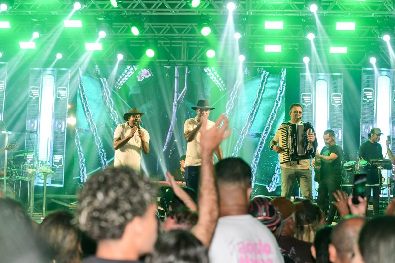 Dupla Sertaneja Edimar e Alessandro encanta o público durante participação no show de Trio Parada Dura em Brumado