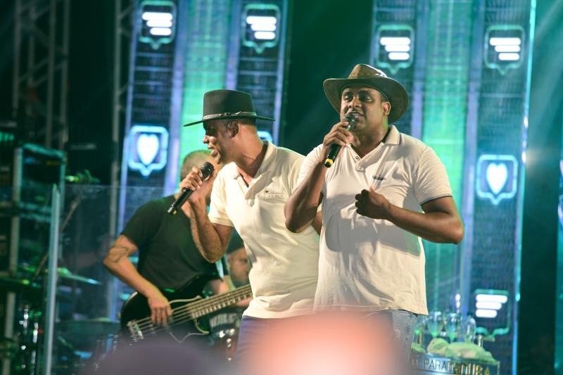 Dupla Sertaneja Edimar e Alessandro encanta o público durante participação no show de Trio Parada Dura em Brumado