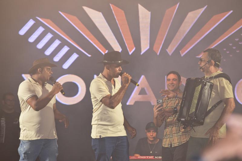 Dupla Sertaneja Edimar e Alessandro encanta o público durante participação no show de Trio Parada Dura em Brumado