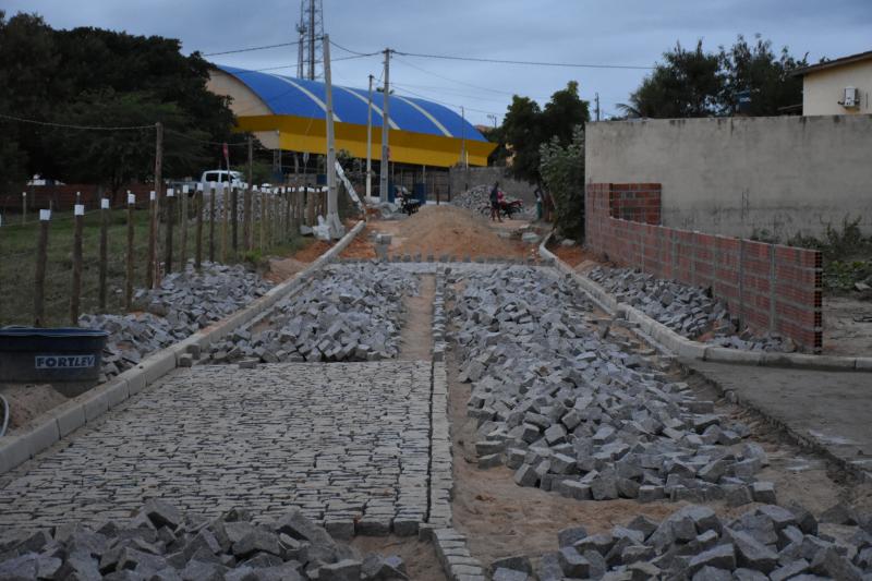 Guajeru: Operários intensificam o trabalho nas obras de pavimentação de ruas que dão acesso ao Tanque da Igreja