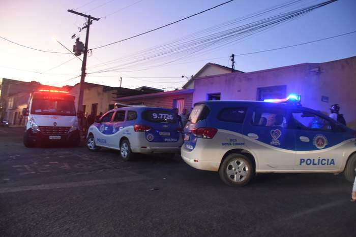 Homem e adolescente são atingidos por tiros dentro de barbearia em Vitória da Conquista