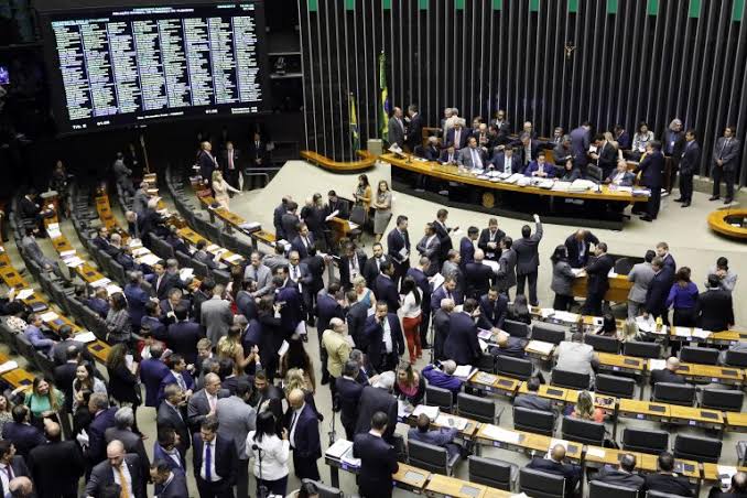 Senado aprova PEC que define distribuição de recursos da cessão onerosa
