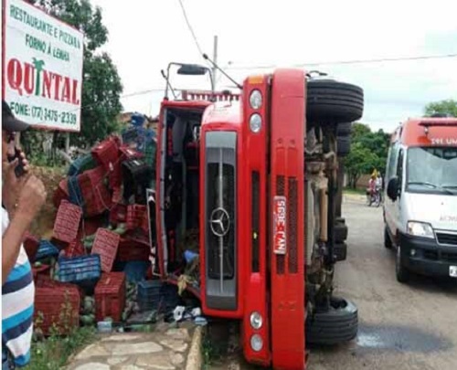 BA-148: caminhão carregado de manga tomba em Rio de Contas  