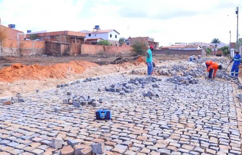 Prefeitura de Tanhaçu realiza pavimentação e rede de esgoto em ruas do Bairro Jurema