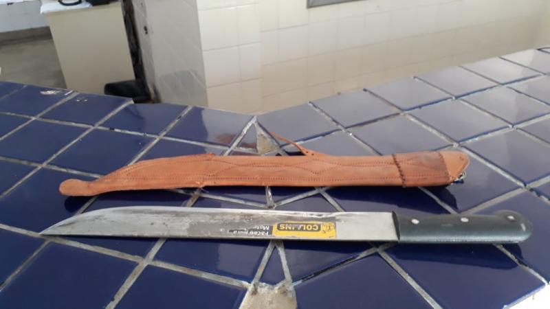 Homem é detido após ameaçar a mãe e irmã com um facão em Brumado