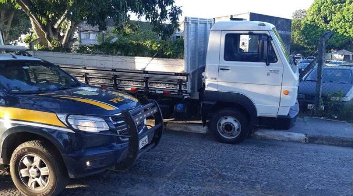 PRF apreende caminhão de carga adulterado na BR 324, em Feira de Santana