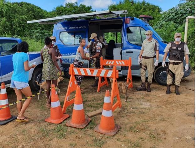 Mais de 30 mil cestas foram entregues pela polícia à famílias na Bahia em três meses de pandemia