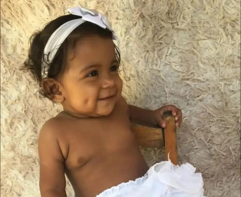 Bahia: Menina de 1 ano morre após ser atropelada por van que transportava estudantes