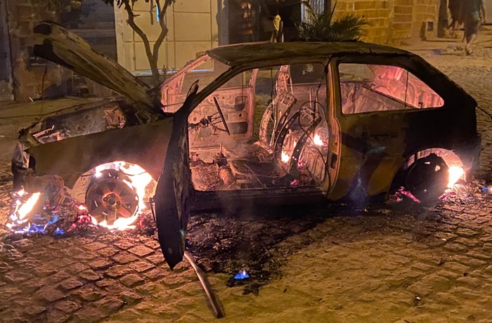 Após discursão em bar, homem é morto a facadas, carro é incendiado e casa destruída em Brumado