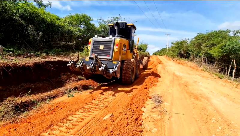 Prefeitura de Aracatu recupera estradas vicinais após período chuvoso