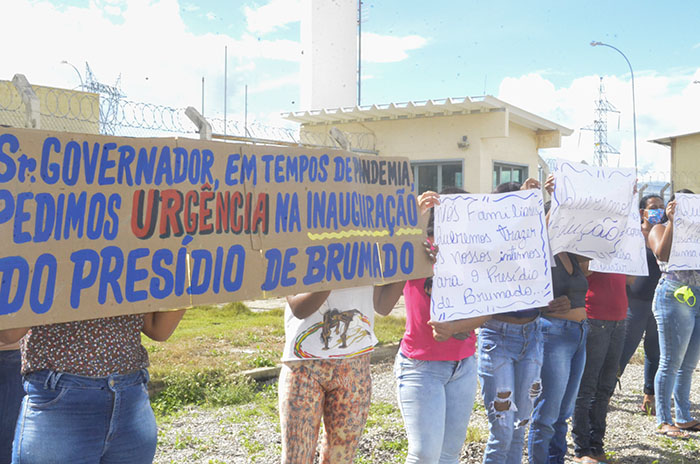 Pais e parentes de presos fazem manifestação pela inauguração do presídio de Brumado