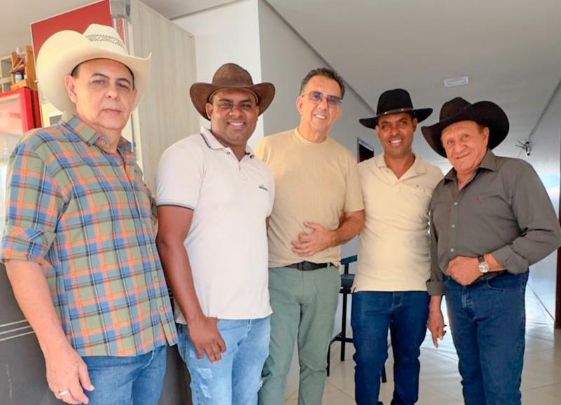 Dupla Sertaneja Edimar e Alessandro encanta o público durante participação no show de Trio Parada Dura em Brumado