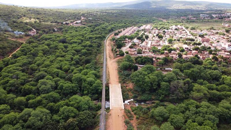 Em ritmo acelerado, via marginal que ligará o centro de Brumado a BR-030 começa a receber o asfalto