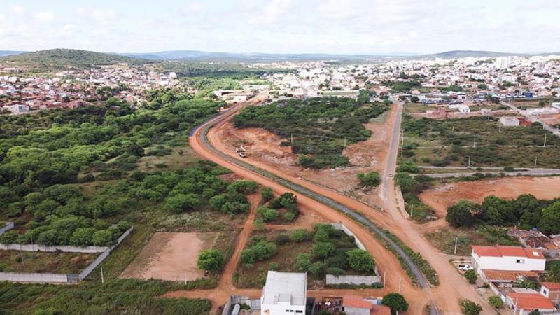 Em ritmo acelerado, via marginal que ligará o centro de Brumado a BR-030 começa a receber o asfalto