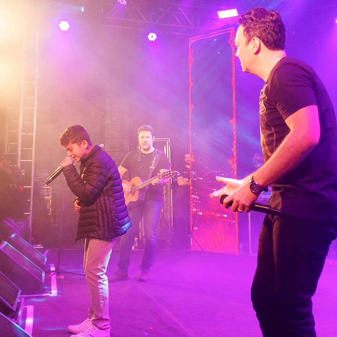 Garoto brumadense canta com João João Bosco & Vinícius e encanta o público no São Pedro de Aracatu