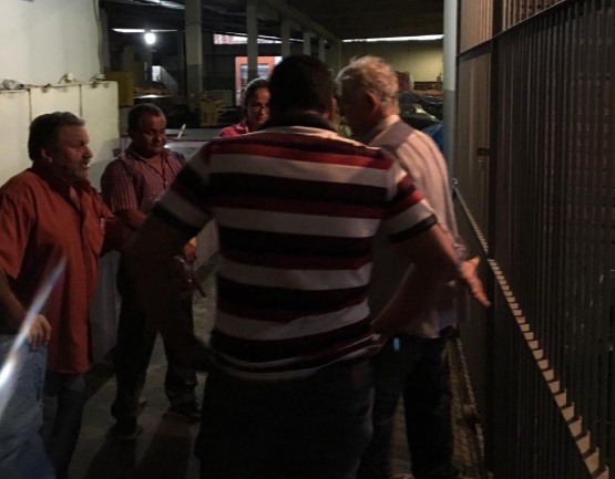 Em visita ao Mercado Municipal de Brumado, prefeito autoriza a reforma dos sanitários públicos