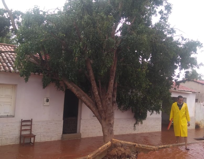 Chuva e vento forte causam estragos no distrito de Umburanas, em Brumado