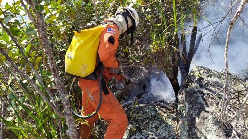 Rio de Contas: Corpo de Bombeiros e voluntários atuam em incêndio no morro do Bittencourt