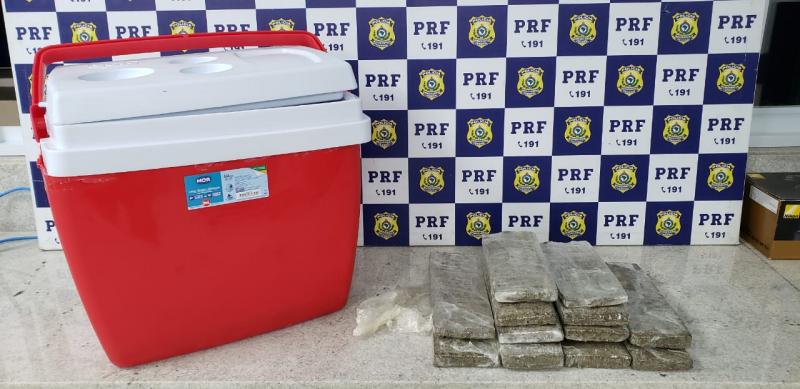 Vitória da Conquista: Após abordagem a ônibus, PRF encontra maconha escondida em caixa térmica