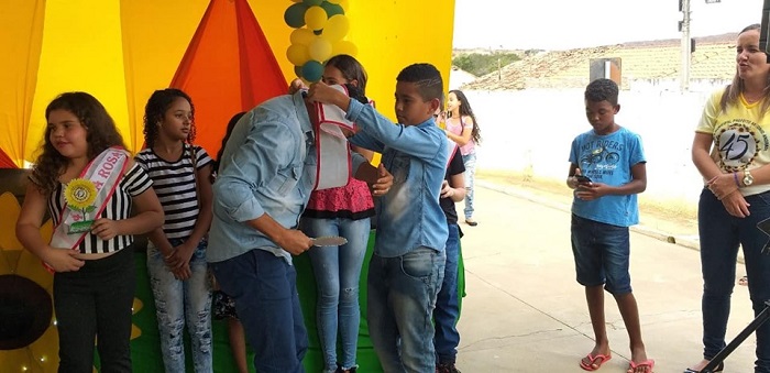 Gil Rocha comemora os 45 anos de existência da Escola Municipal Prefeito Antônio Andrade; o gestor recebeu homenagens