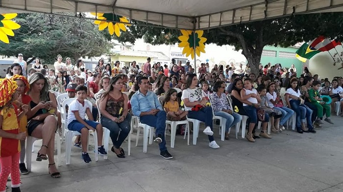 Gil Rocha comemora os 45 anos de existência da Escola Municipal Prefeito Antônio Andrade; o gestor recebeu homenagens