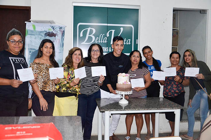 Brumado: Técnicas de confecções de bolos florais foram aplicadas pelo conceituado Júnior Miranda Cake, na Bella Vista