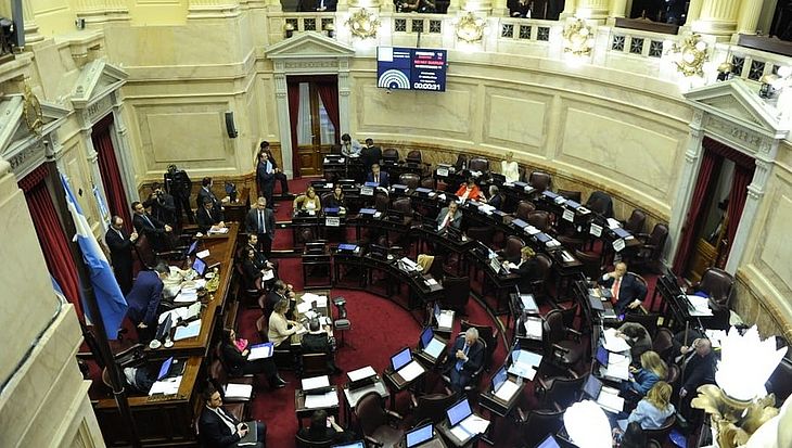 Senado da Argentina derrota a maré verde feminista e diz não à legalização do aborto