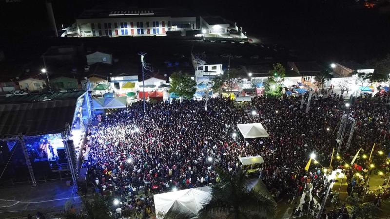 Com várias atrações, incluindo Thiago Aquino, aniversário de Ibicoara atrai grande público