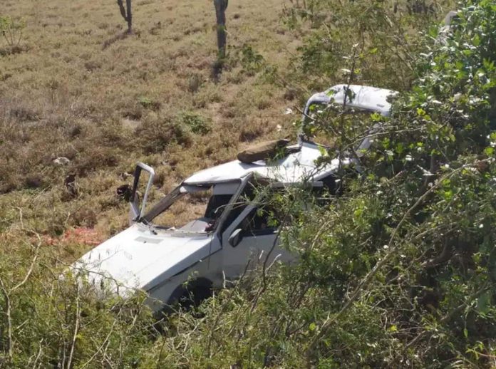 Carro de empresa brumadense capota na BA-152 em Paramirim deixando feridos