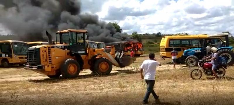Presidente Jânio Quadros: Ônibus do Programa Caminho da Escola ficam destruídos após incêndio 